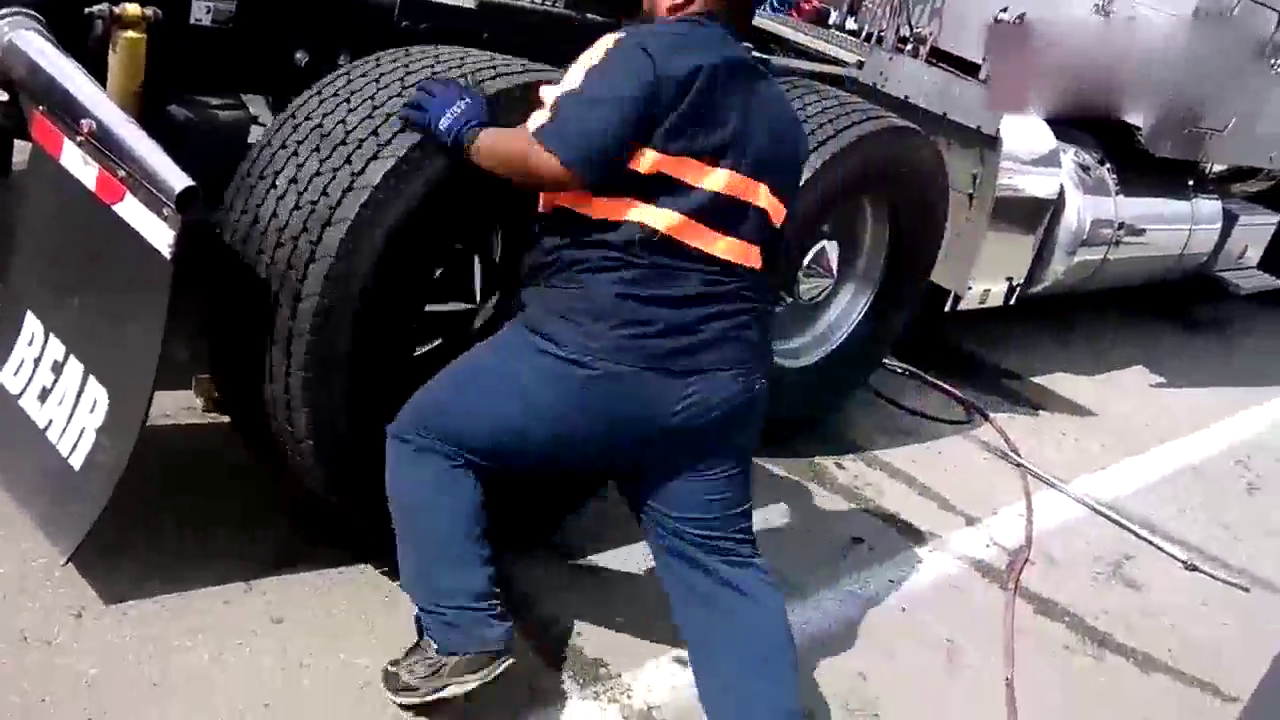 这么宽的卡车轮胎，装上去还挺费劲