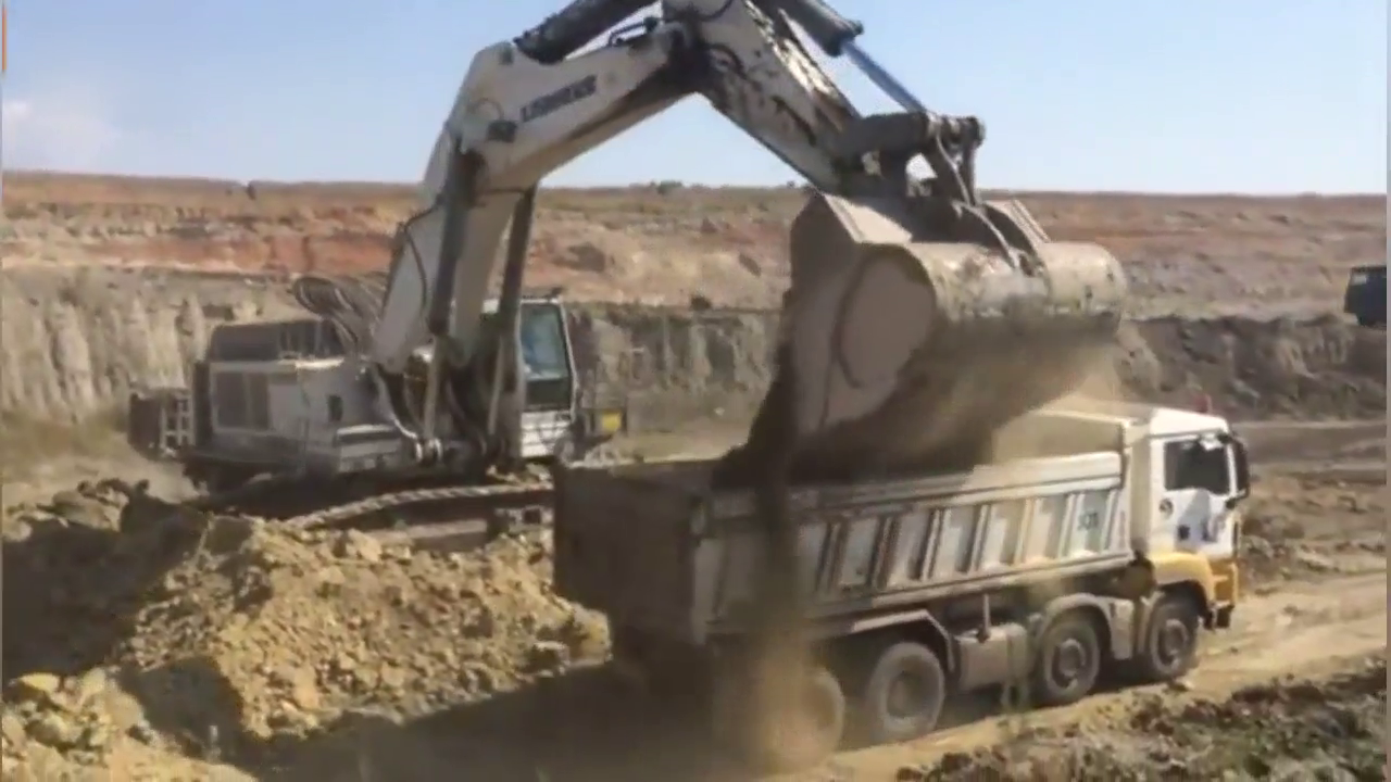 这台大型挖掘机够霸气，两挖斗就装满一卡车，老板最喜欢了！