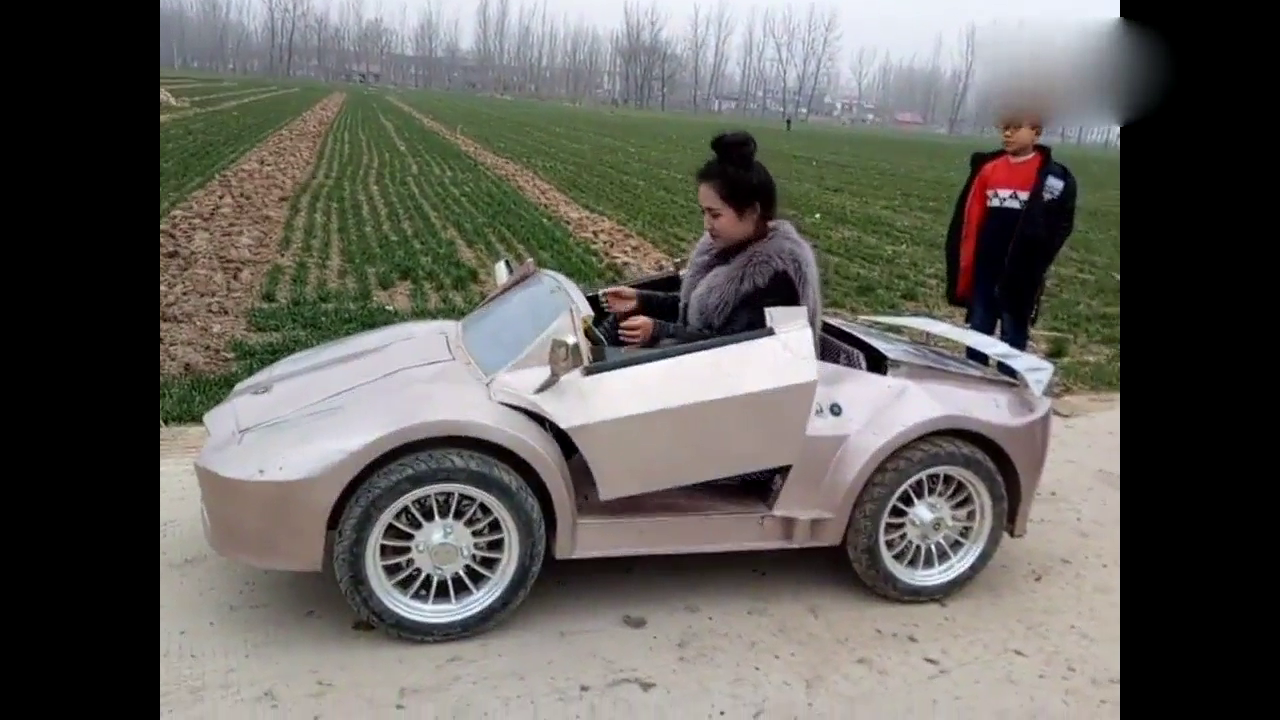 老汉为孙子纯手工打造兰博基尼跑车，订娃娃亲的都挤疯了！