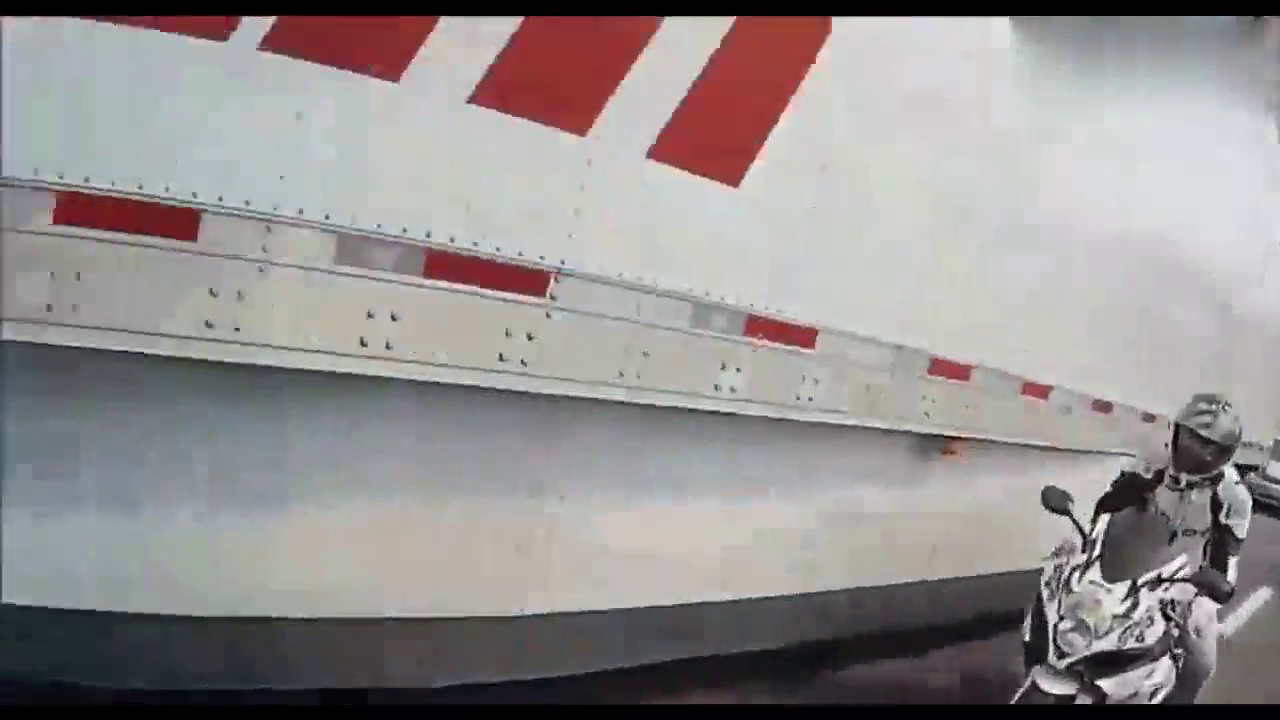 骑着价值25万的摩托车撞上卡车那一刻