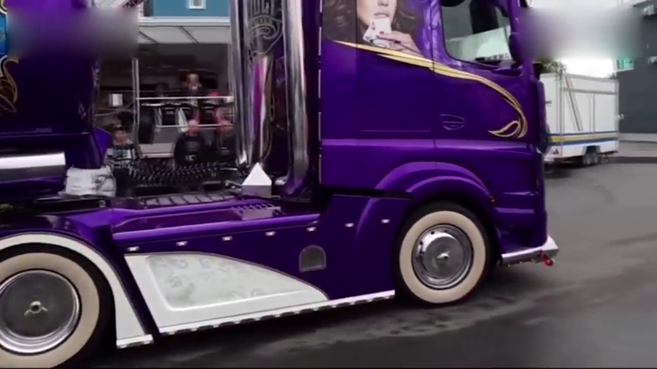 梅赛德斯奔驰的双节大卡车，大家猜猜这车要多少钱？