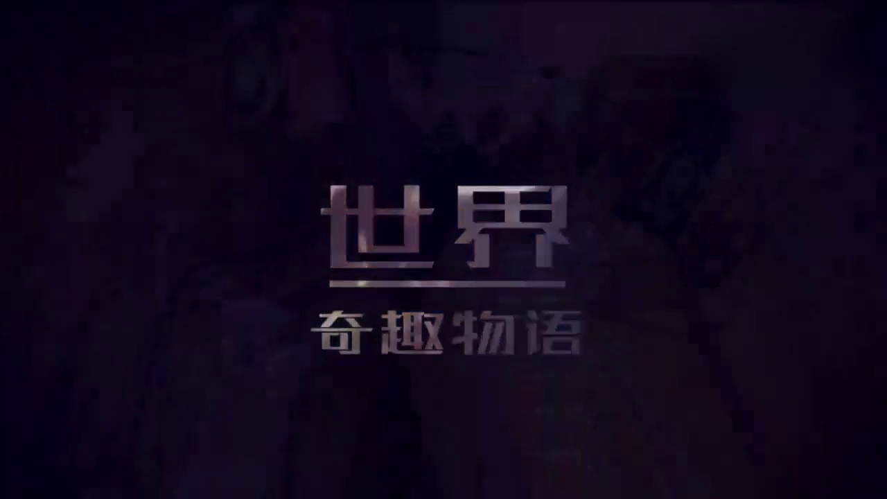 火车急速冲向卡在铁轨上的卡车 车厢瞬间变两截