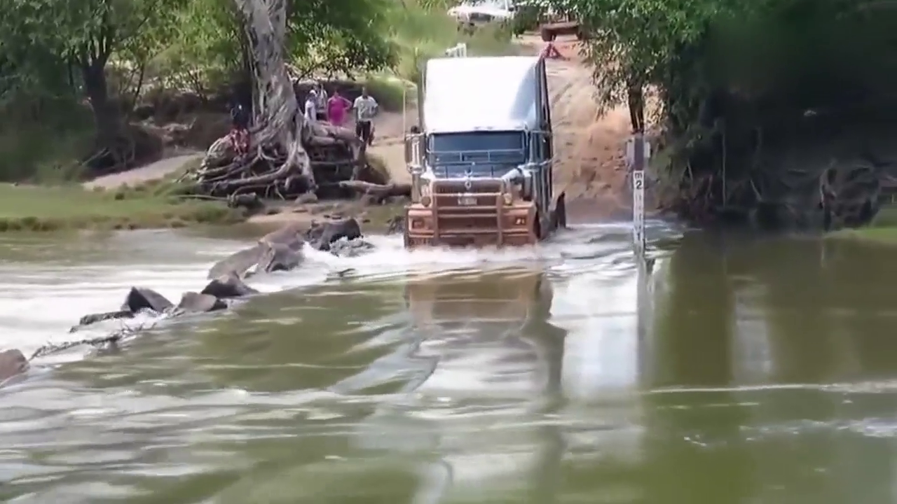 驾驶卡车通过河流