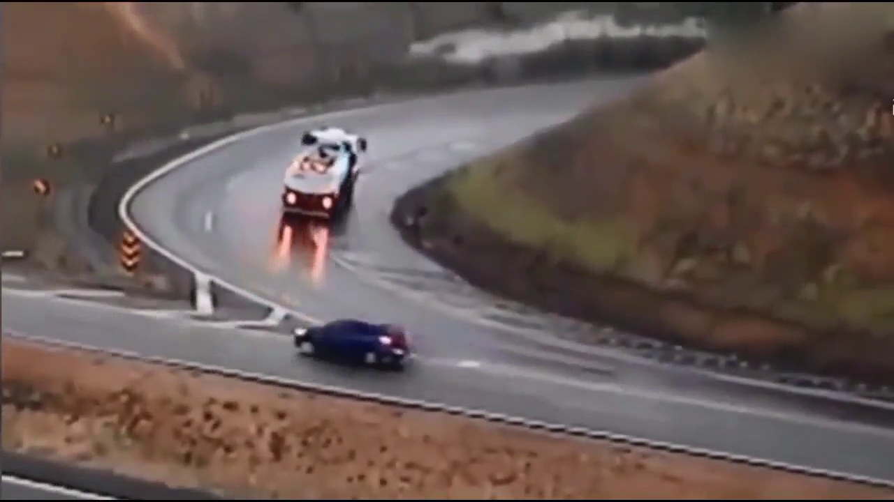 驾驶大型卡车转急弯，真的是服了