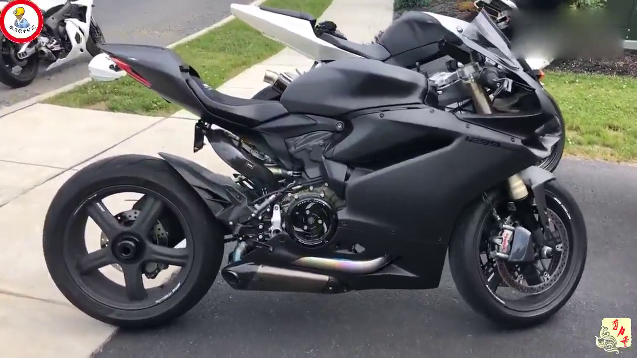 骑着杜卡迪公升级摩托去看雅马哈车展刚好遇到雅马哈摩托特技表演