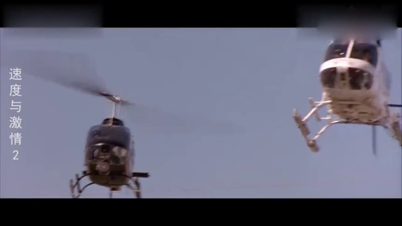 警察追击保罗和罗曼,突然从车库里冲出来几百辆跑车,警察有点懵