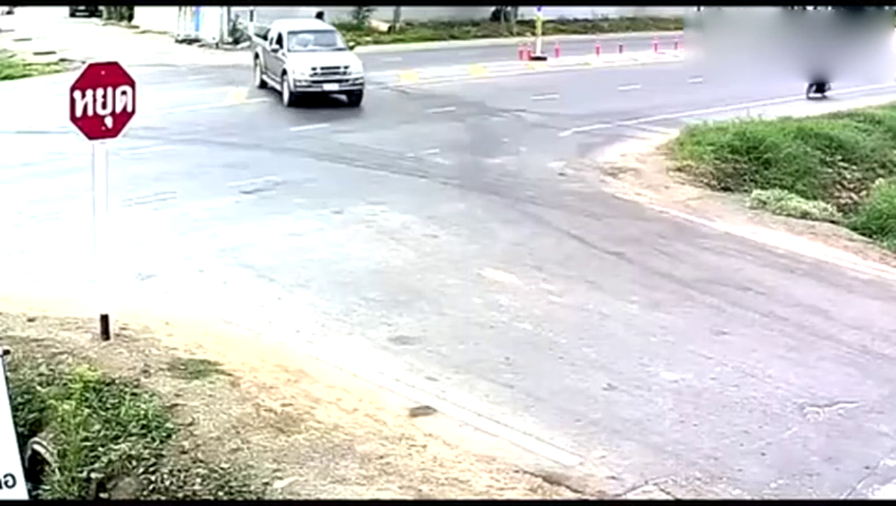 谁都以为电动车会被直接撞飞，监控却拍下这位大姐命真是大啊！