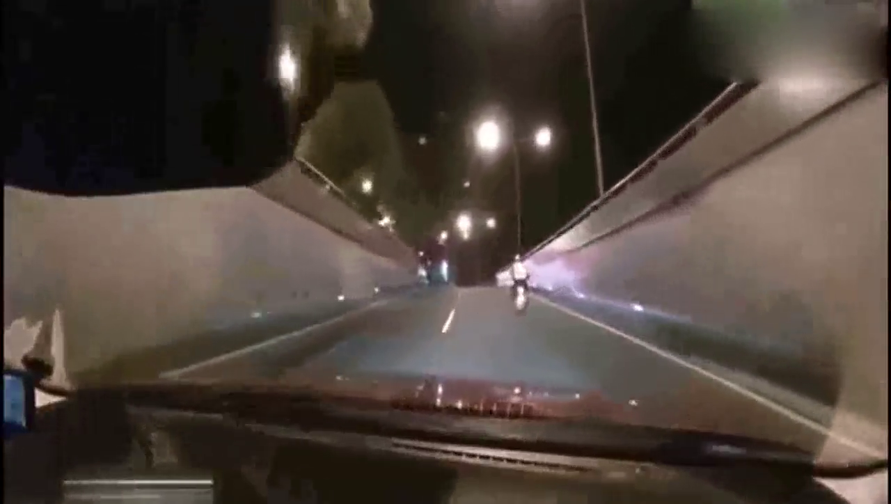 要不是视频拍下，都不知道电动车男子有多可恶，太欠揍了