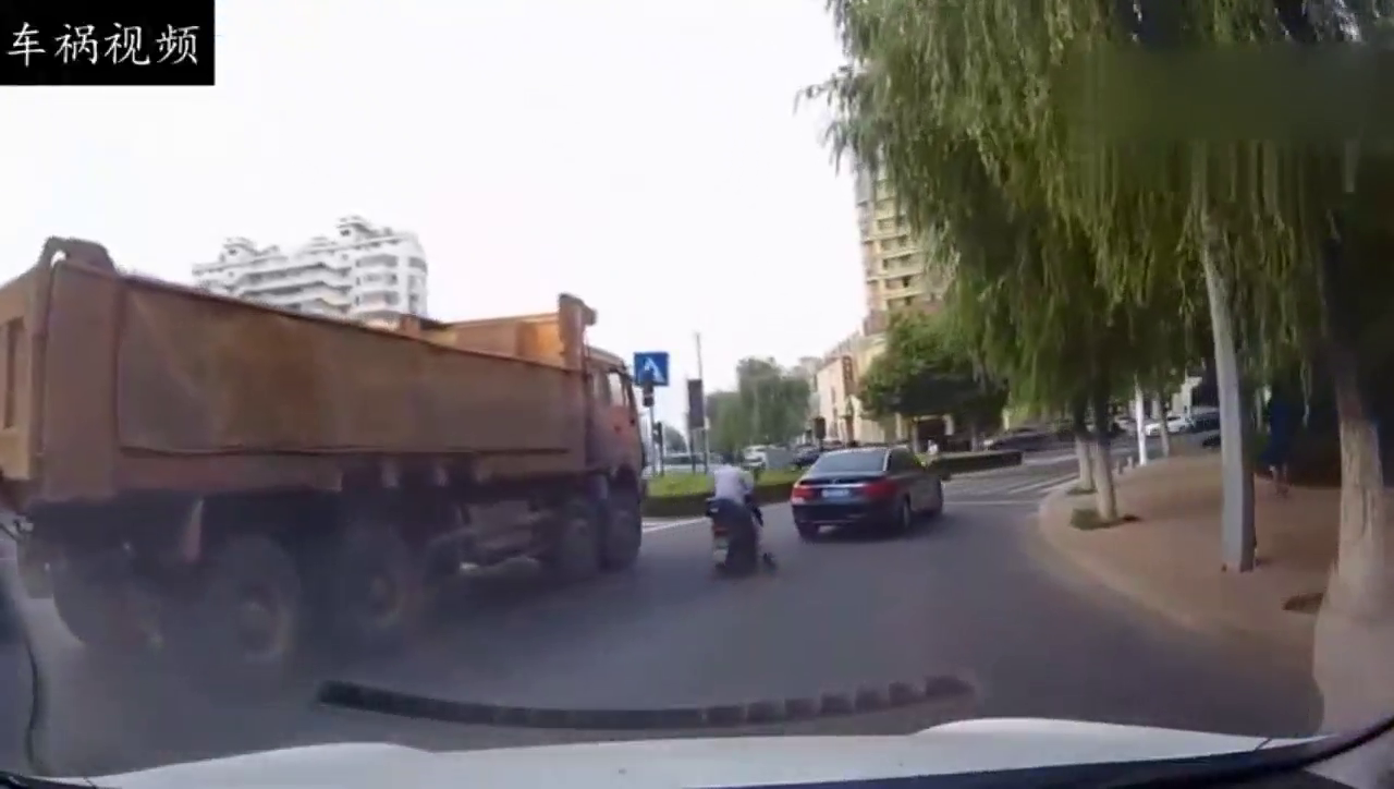 明知道大货车前面很危险，电动车却非往上撞，结果悲剧发生了！