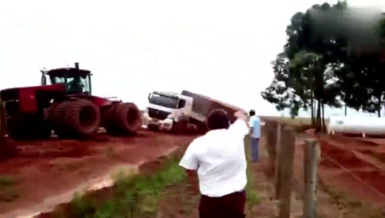 深陷泥坑的大卡车，看看老司机如何把它弄出来的