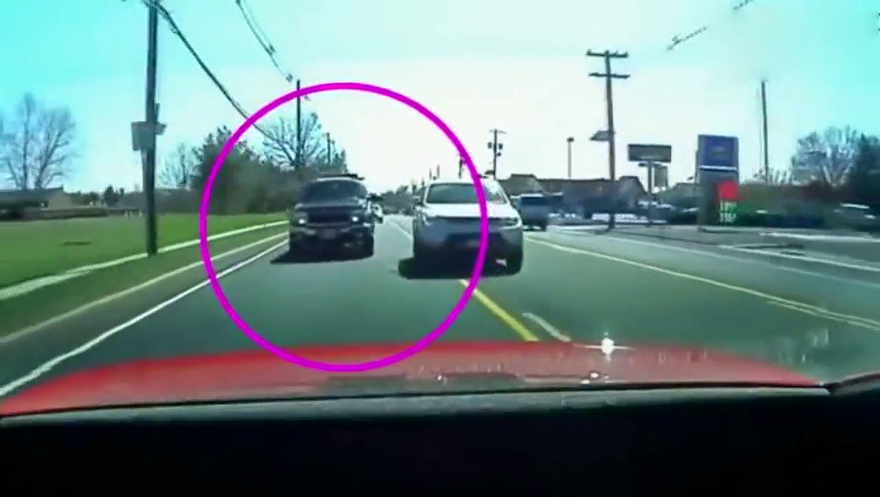 众泰SUV和卡宴斗气互别,忽视了交通安全, 别害人害己了