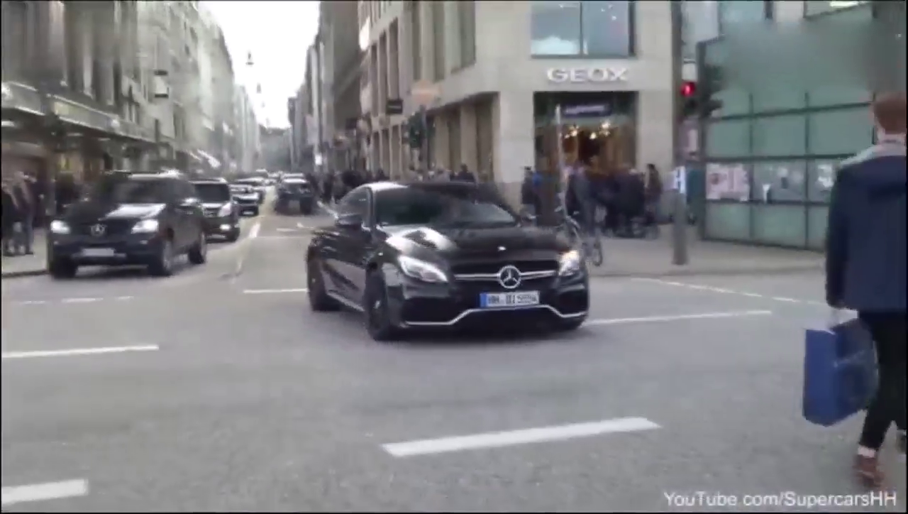 豪华改装车在闹市区搞得乌烟瘴气，分分钟钟就被禁行