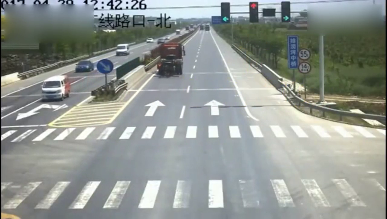 大卡车为了追上前面同伴，闯红灯直接将电瓶车撞飞！