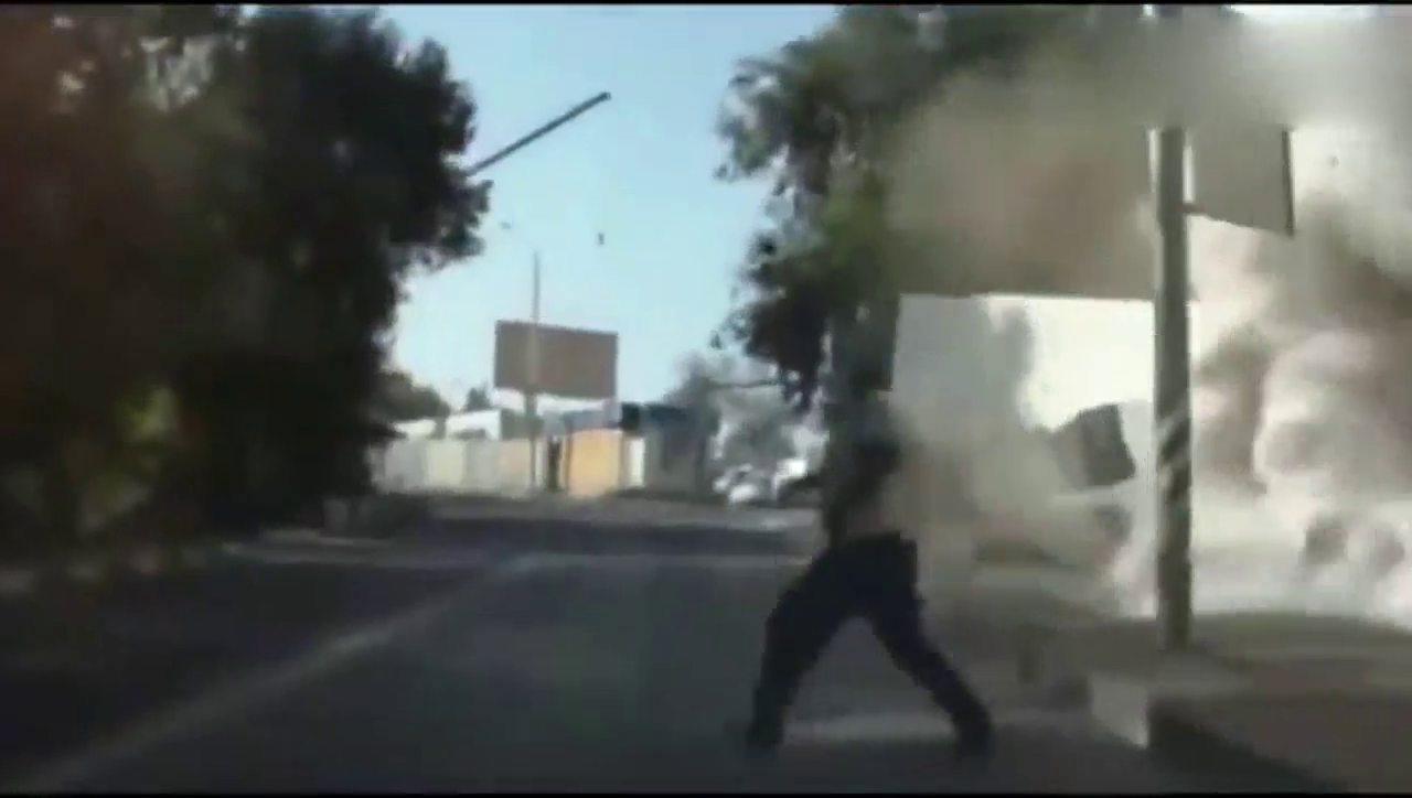 监控还原：小汽车如何祸害另一辆车一起被卡车压成铁渣