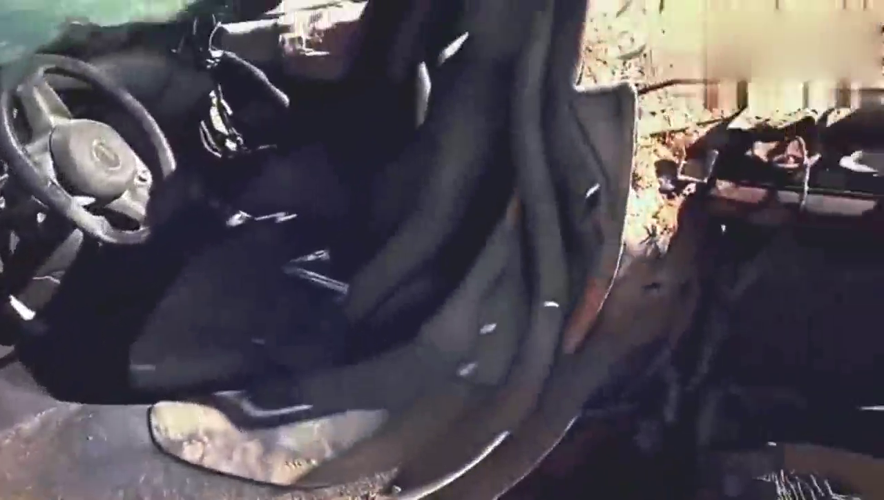 这么好的跑车扔在荒郊野外三年？打开车门那一刻霸气才刚开始