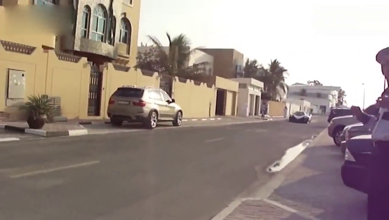 迪拜王子9000万定制的跑车刚到货，试车的那一刻司机都紧张了