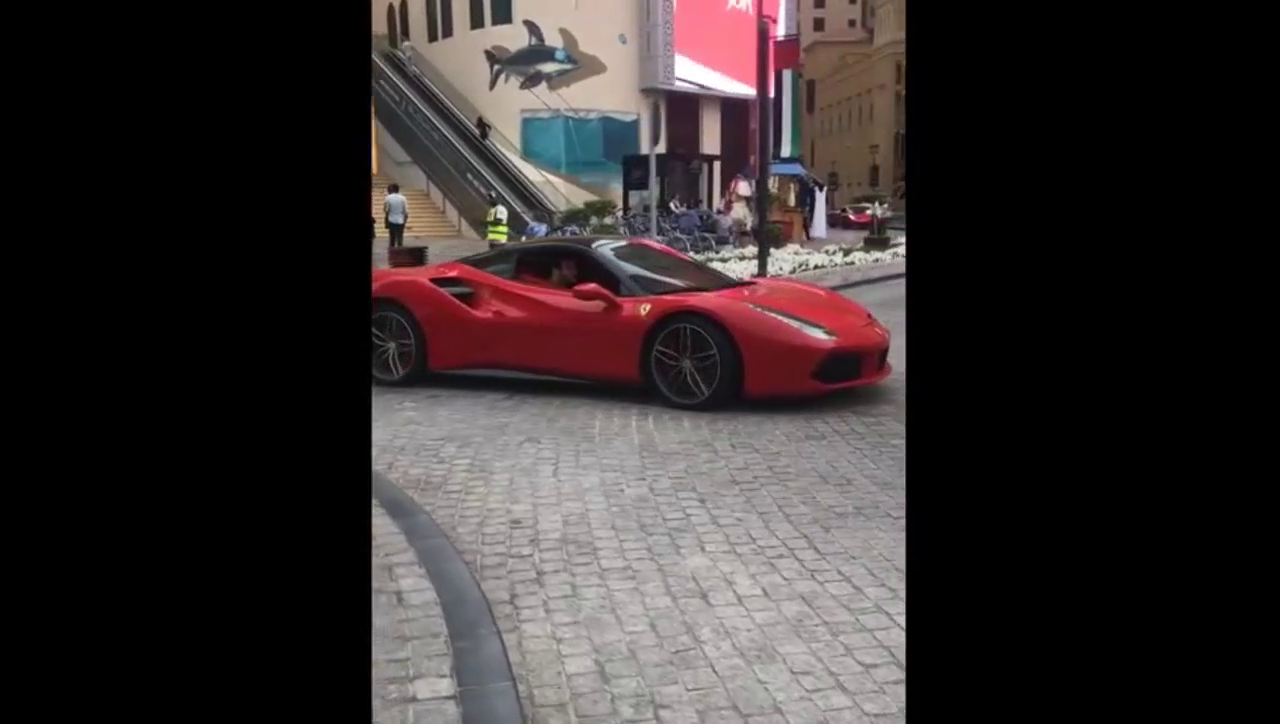 迪拜街头 法拉利跑车 低调过街