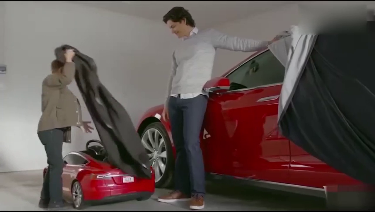 迷你特斯拉跑车，好小，但是好霸气