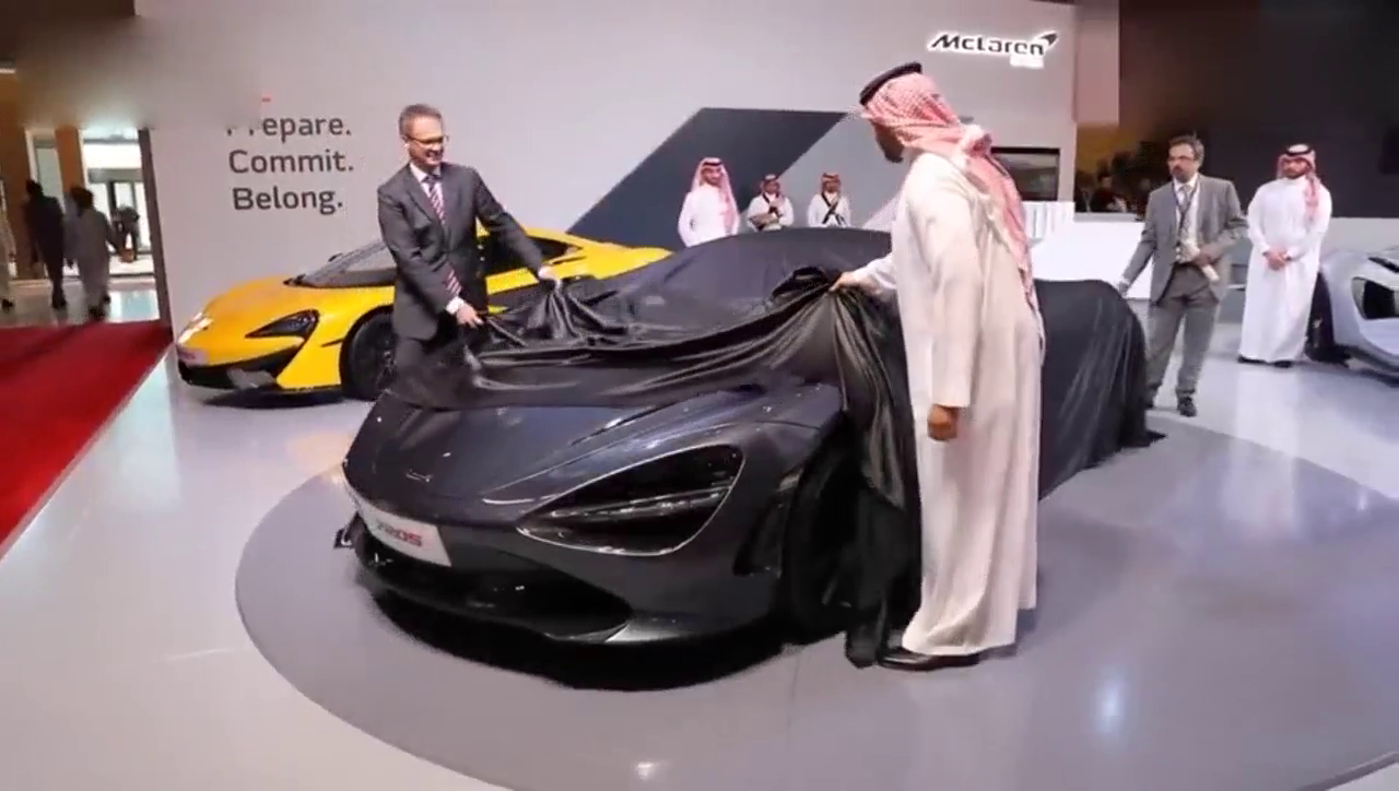 迪拜王子掀开遮车布那一瞬间，才明白什么是超级跑车