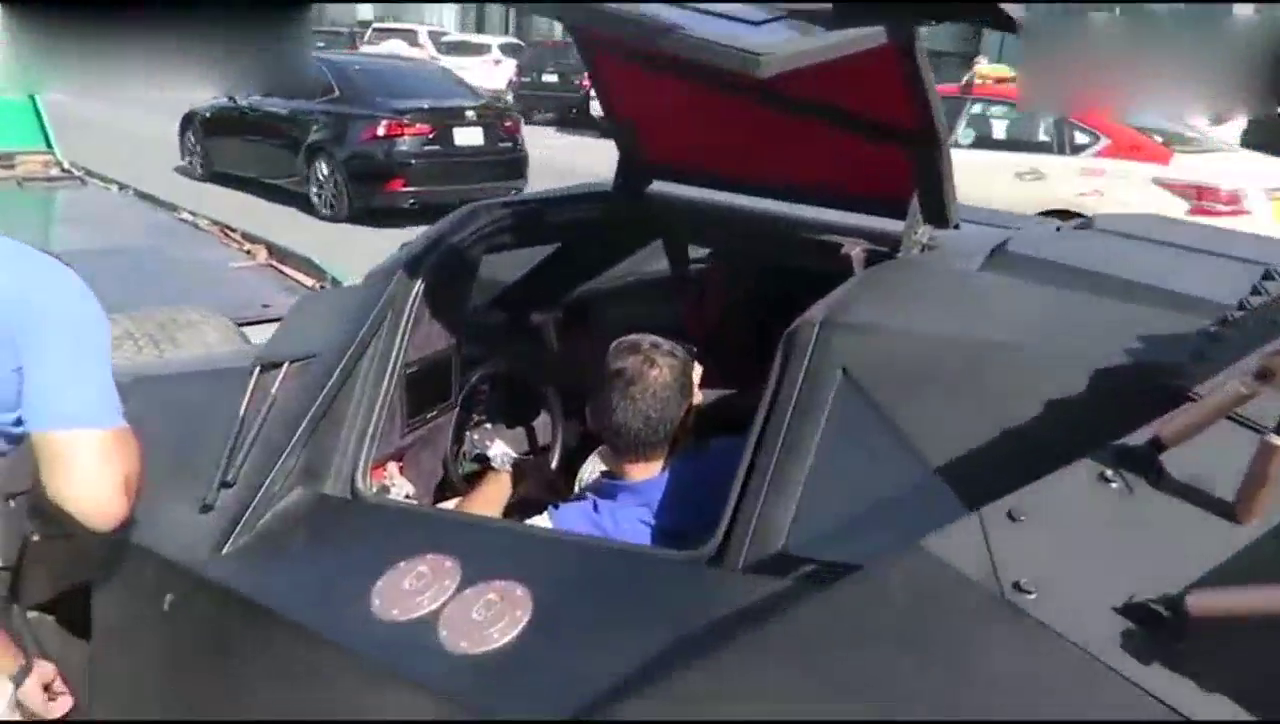 迪拜王子定制的跑车刚刚到货，倒车的那一刻彻底蒙圈了