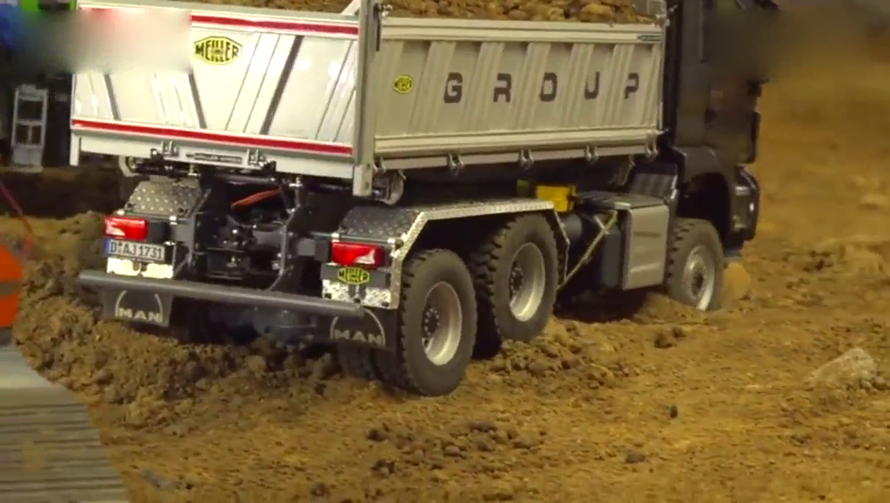 标致RC卡车和起重机，行动起来有模有样，也还真不赖