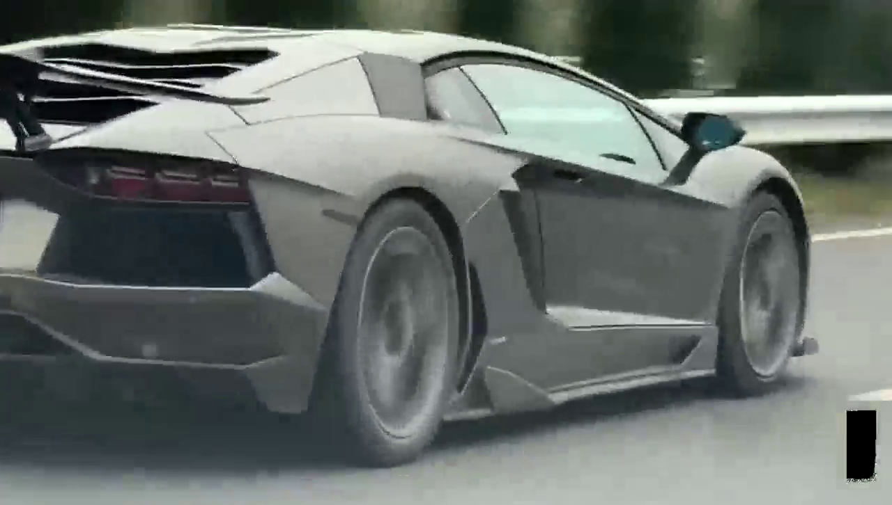 高速偶遇贴地行驶的兰博基尼，再快的跑车也只能开120速