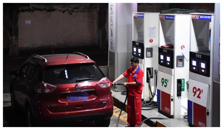 油价接连上涨，专家解释油价上调是为了环保，车主都认可吗？