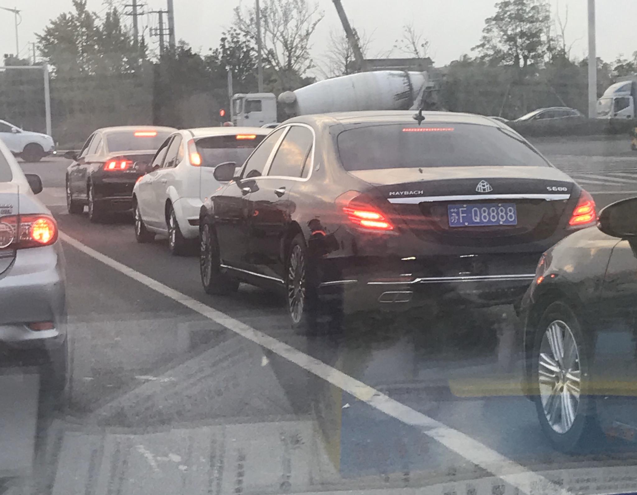 南通港闸区街头实拍迈巴赫S600，车牌