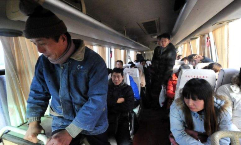 公交车可以“人挤人”，为什么客车却不行？交警说出答案