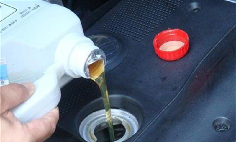 汽车机油1万公里不换都没事？维修工：检查下发动机，它还好吗？