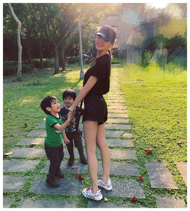 林志颖老婆携双子星度周末,穿热裤上演背影杀长腿吸睛