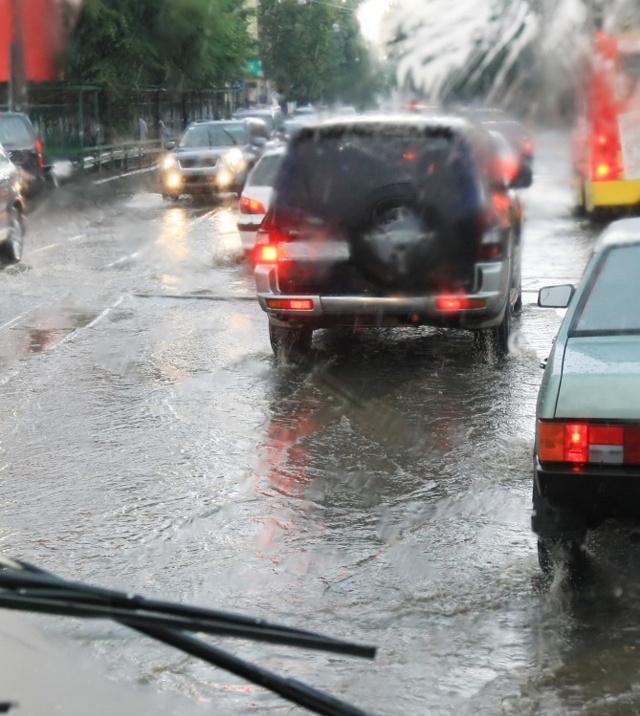 雨季来临，交通事故频发！雨天行车秘籍必须掌握！