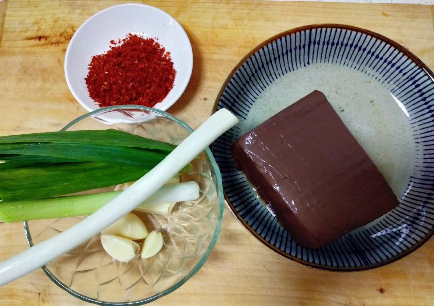 陕西关中特色重口味小吃——辣子蒜羊血，在家做也简单，你试一下|羊血|辣子|关中_新浪新闻