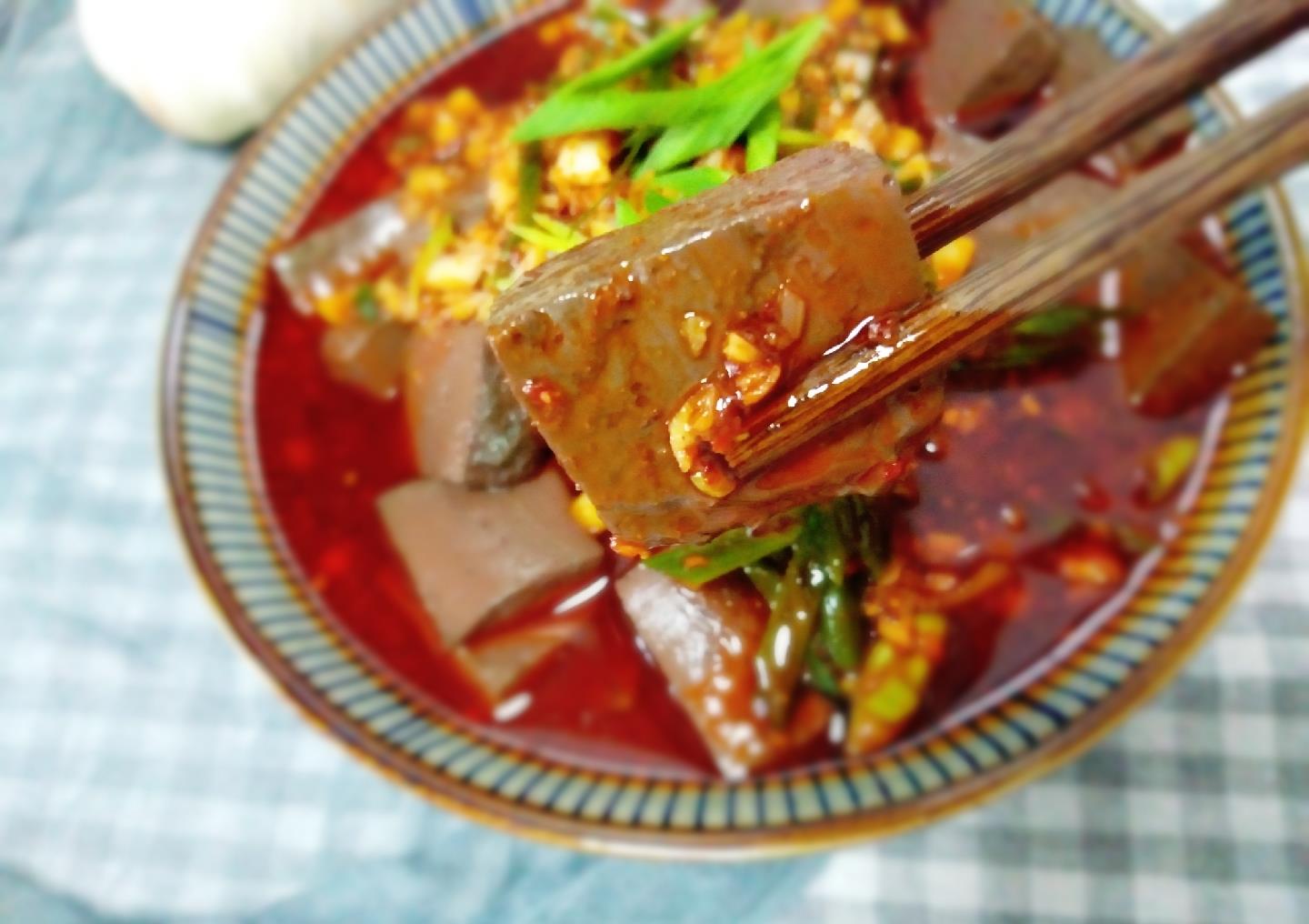 陕西关中特色重口味小吃——辣子蒜羊血，在家做也简单，你试一下|羊血|辣子|关中_新浪新闻