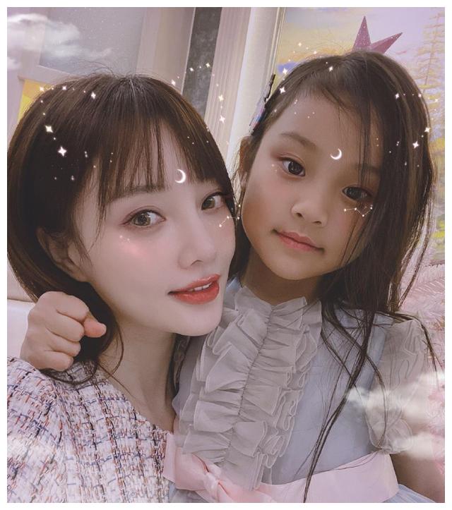 甘薇与已婚球员聚会,获赠球衣后主动靠他肩膀,自称是三姐妹