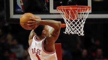 NBA球星扣篮之后，为何冒着犯规的危险也要挂筐？真有大学问