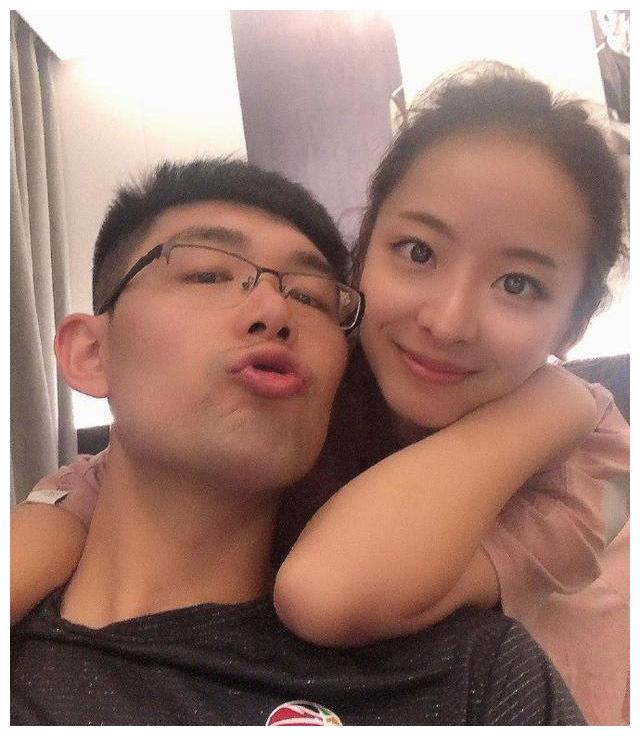 气质不凡！孙悦北控队友妻子晒美照，打扮时尚和陈露有一拼