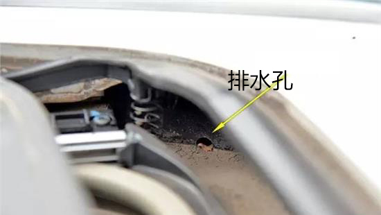 这3个小孔看似不起眼，一旦被堵，再好的车也将锈成铁架子