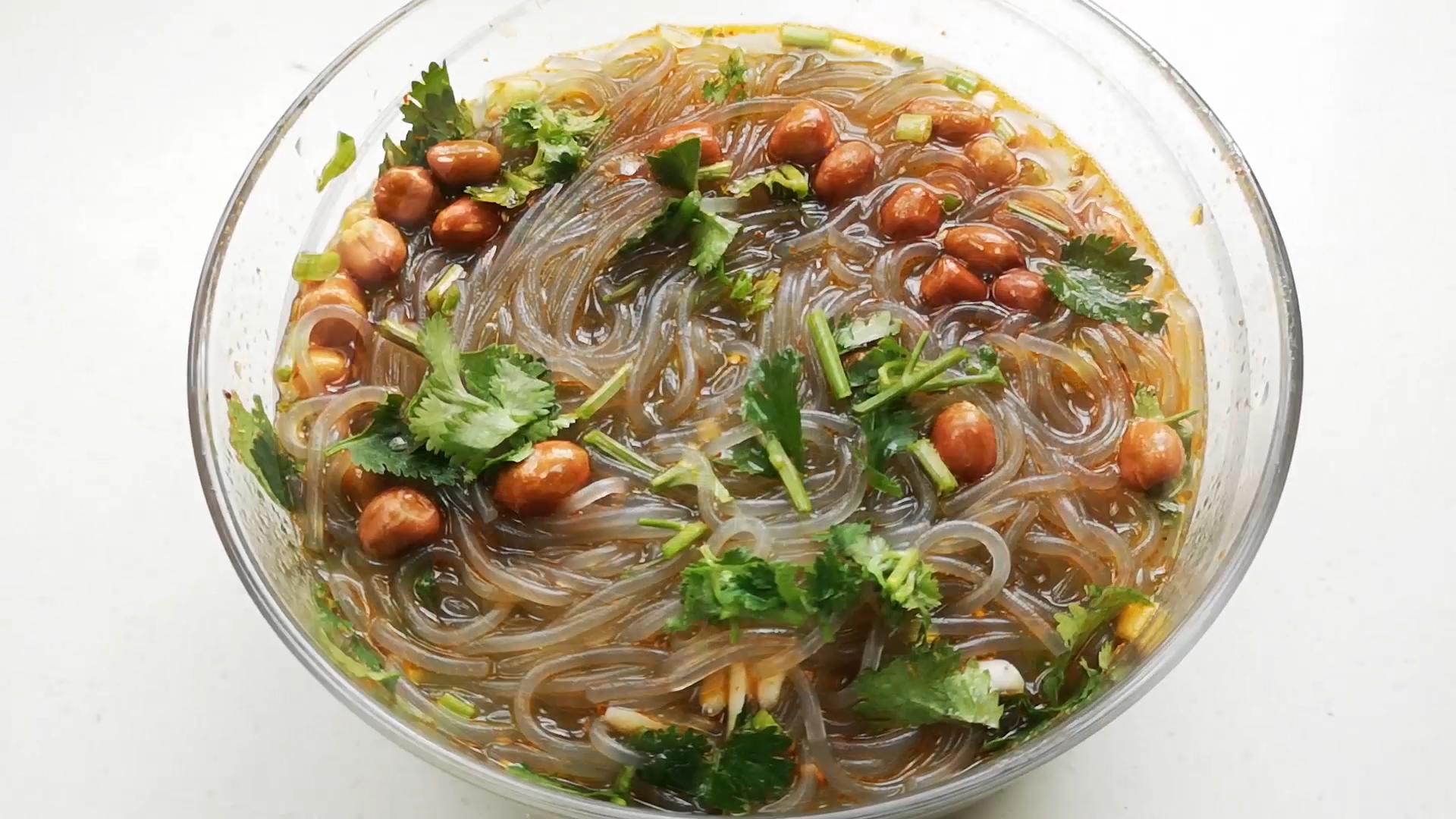 家庭版酸辣粉，虽然做法不正宗，但是味道酸辣，做法简单