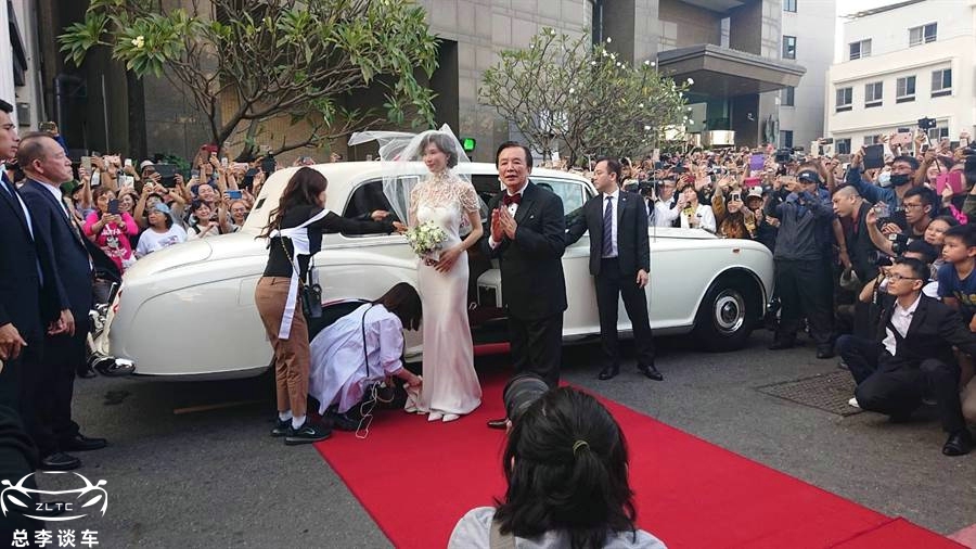 林志玲为何用70年代的幻影当婚车?看到后座的警告牌,瞬间明白