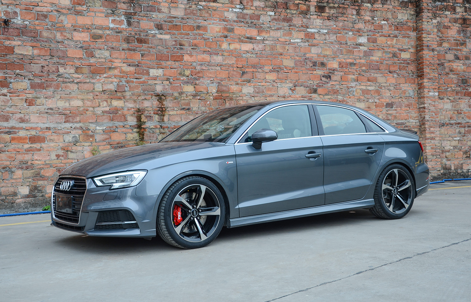 奥迪A3改装德国TEI Racing S60大六刹车套装