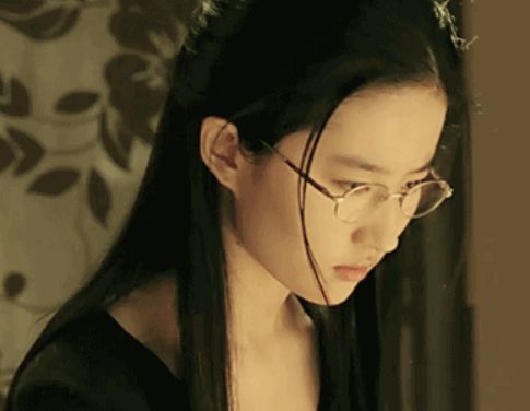 刘亦菲素颜戴眼镜也这么清丽脱俗,果然美女怎