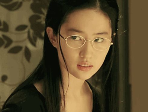 刘亦菲素颜戴眼镜也这么清丽脱俗,果然美女怎