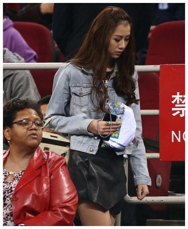气质不凡！孙悦北控队友妻子晒美照，打扮时尚和陈露有一拼