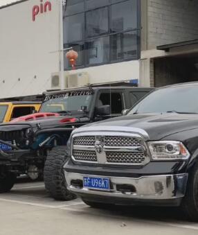 南通如东县城实拍道奇公羊，车主品位不一般！