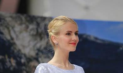 身穿一身钻石长裙，大秀美背，回眸一笑百媚生