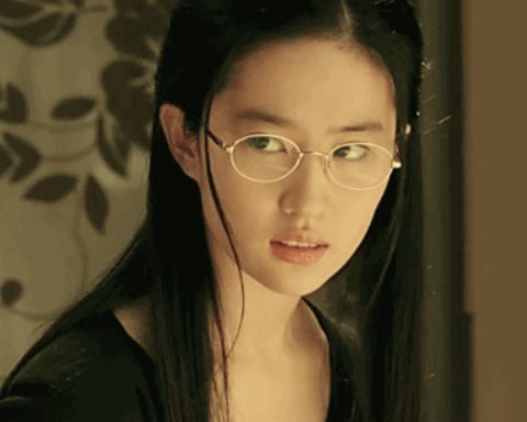 刘亦菲素颜戴眼镜也这么清丽脱俗,果然美女怎