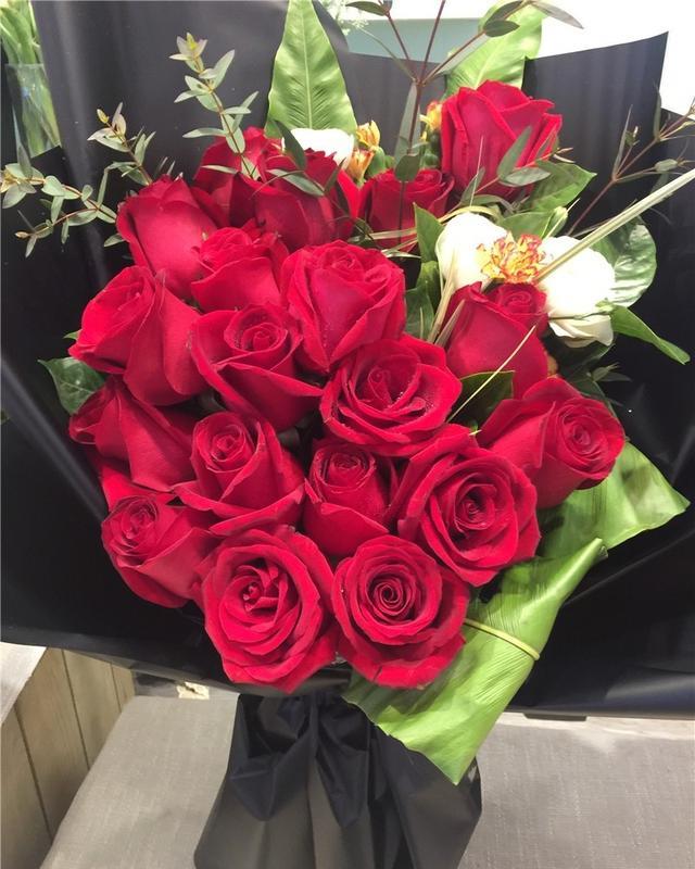 情人节玫瑰花价格飞涨,动辄几百元,女网友表示不如送红包