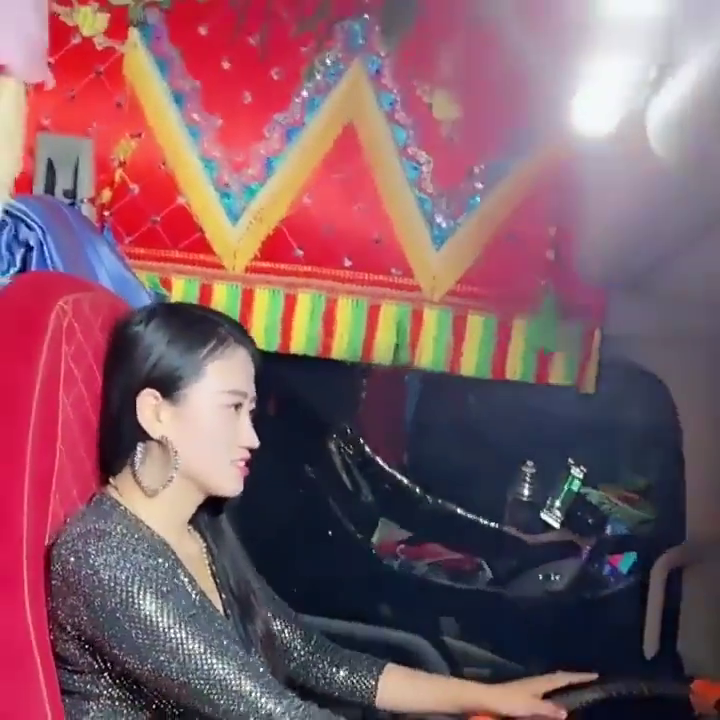 这就是卡车女司机的日常生活，这么晚了也要跑车，真是不容易！