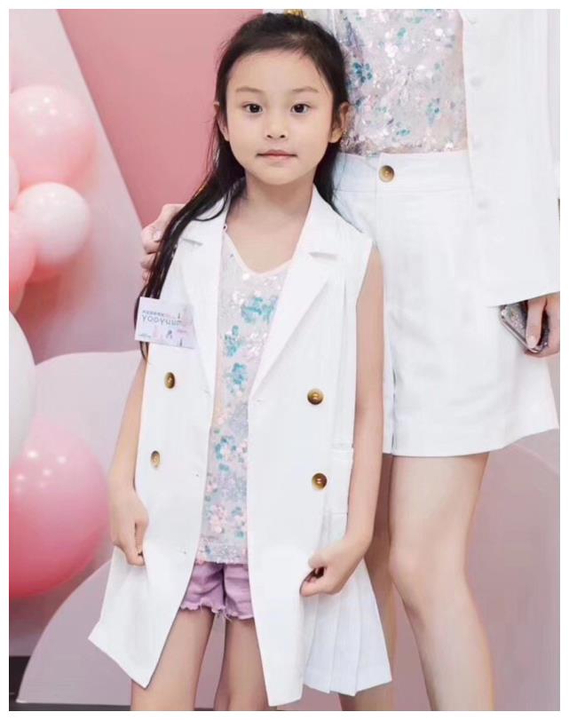 7岁甜馨近照曝光,褪去婴儿肥变成"锥子脸,越来越像李小璐了